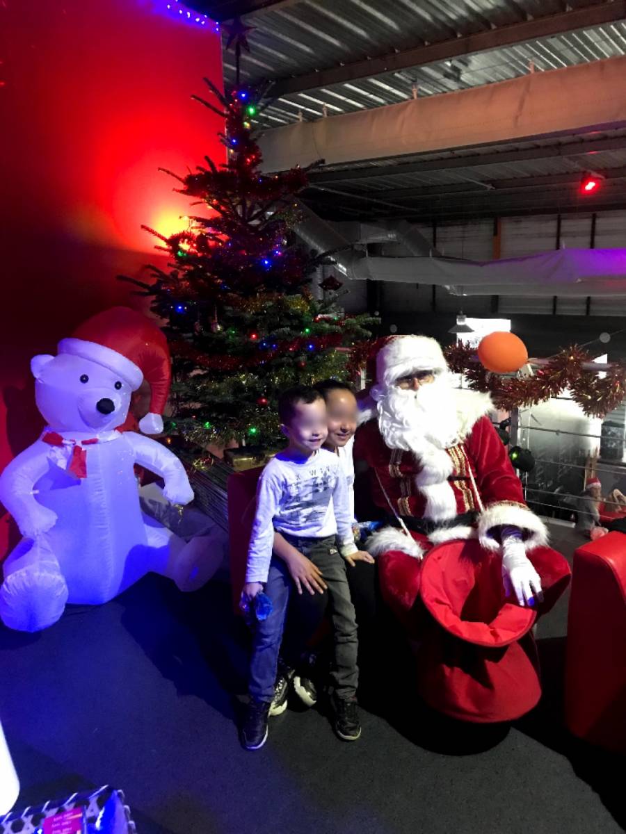 Organisation d'évènements entreprises sur mesure avec arbre de noël près d'Aix en Provence pour L'UNAPEI